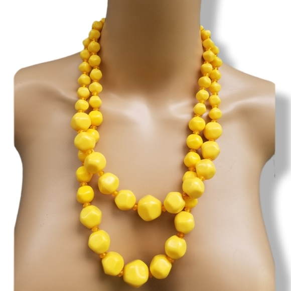 VINTAGE MID CENTURY MODERN BUTTERSCOTCH YELLOW ACRYLIC BEAD LAYERED NECKLACE - Picture 1 of 8